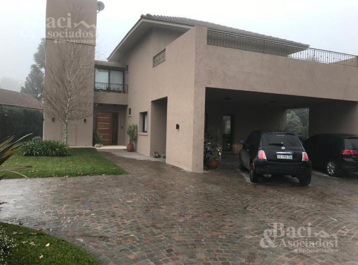 Casa · 230m² · 4 Ambientes · 2 Cocheras