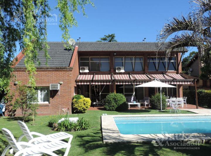 Casa · 210m² · 4 Ambientes · 1 Cochera
