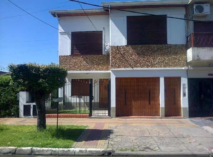 Casa · 210m² · 4 Ambientes · 1 Cochera
