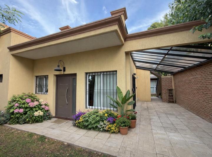 Casa · 122m² · 5 Ambientes · 1 Cochera