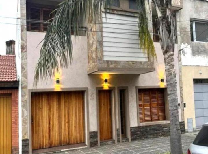 Casa · 200m² · 5 Ambientes · 1 Cochera