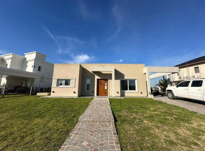 Casa · 170m² · 4 Ambientes · 2 Cocheras