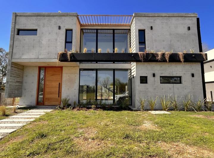 Casa · 194m² · 4 Ambientes · 2 Cocheras