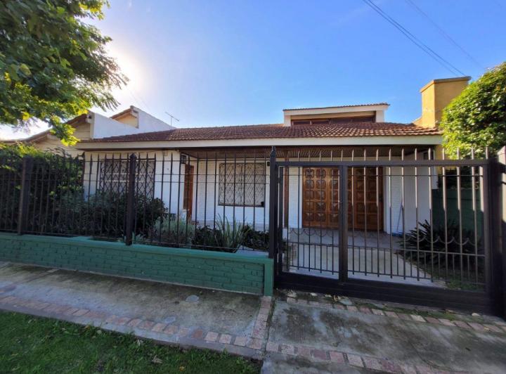 Casa · 180m² · 4 Ambientes · 2 Cocheras