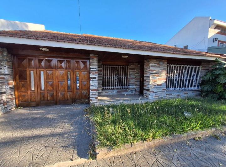 Casa · 160m² · 4 Ambientes · 3 Cocheras