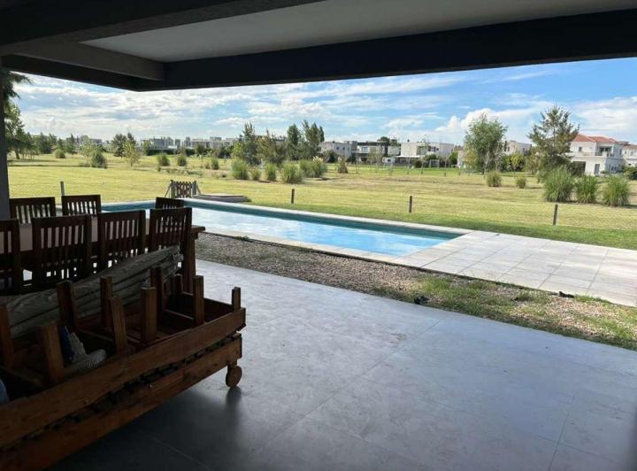 Casa · 261m² · 5 Ambientes · 2 Cocheras