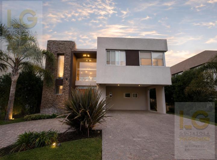 Casa · 264m² · 4 Ambientes · 4 Cocheras