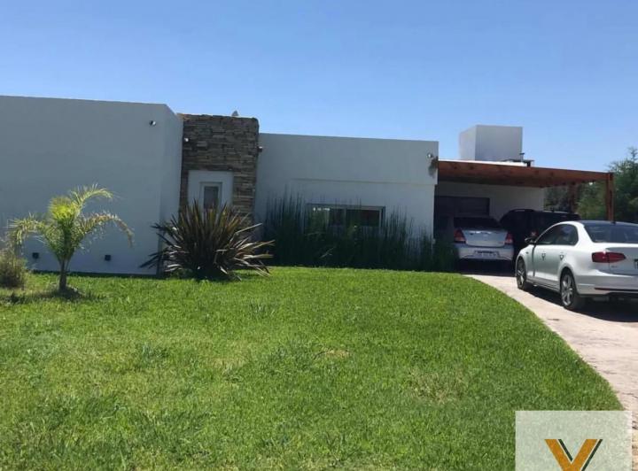 Casa · 135m² · 4 Ambientes · 2 Cocheras