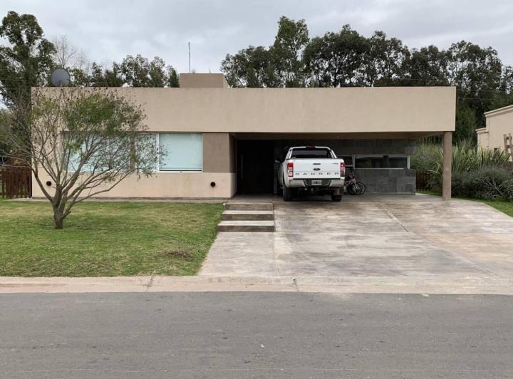 Casa · 196m² · 4 Ambientes · 2 Cocheras