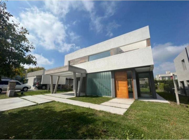 Casa · 190m² · 4 Ambientes · 2 Cocheras