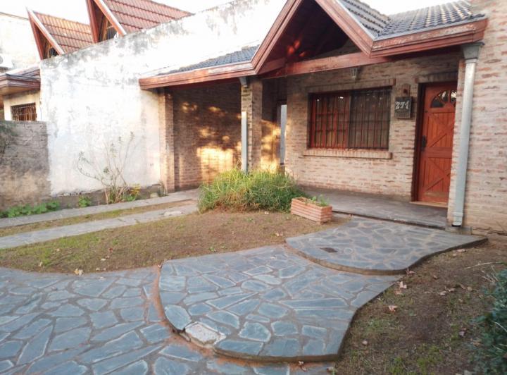 Casa · 145m² · 4 Ambientes · 3 Cocheras