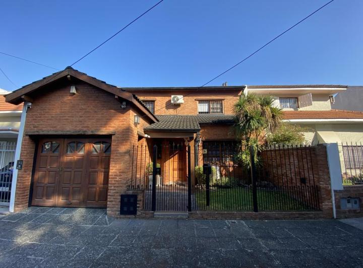 Casa · 230m² · 5 Ambientes · 1 Cochera