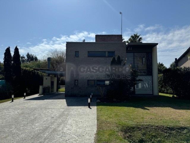Casa · 180m² · 4 Ambientes · 1 Cochera