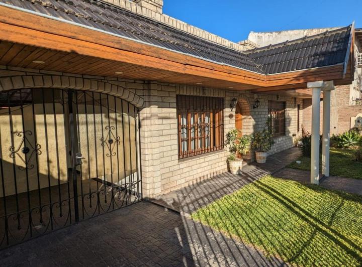Casa · 200m² · 3 Ambientes · 6 Cocheras