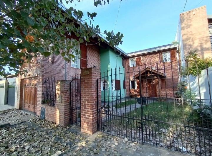 Casa · 210m² · 4 Ambientes · 1 Cochera