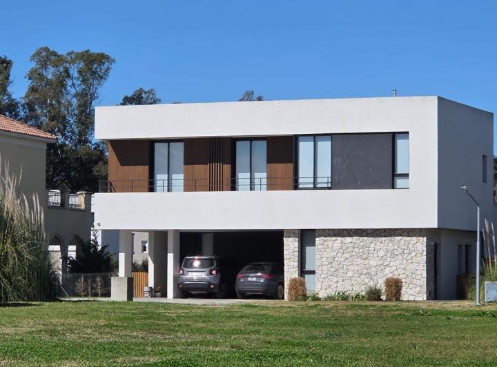 Casa · 200m² · 5 Ambientes · 2 Cocheras
