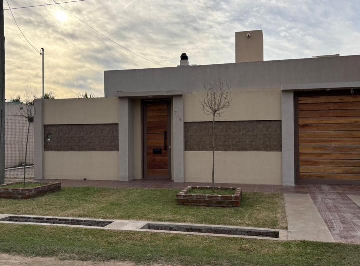 Casa · 275m² · 4 Ambientes · 4 Cocheras