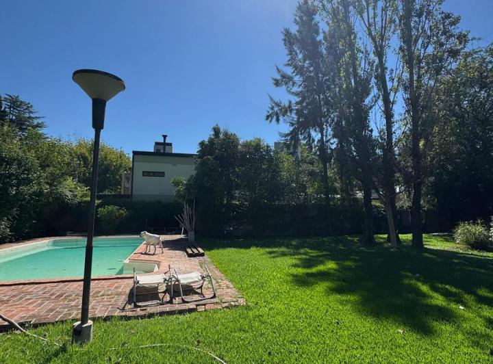Casa · 250m² · 7 Ambientes · 1 Cochera