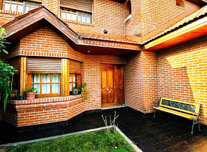 Casa · 260m² · 5 Ambientes · 2 Cocheras