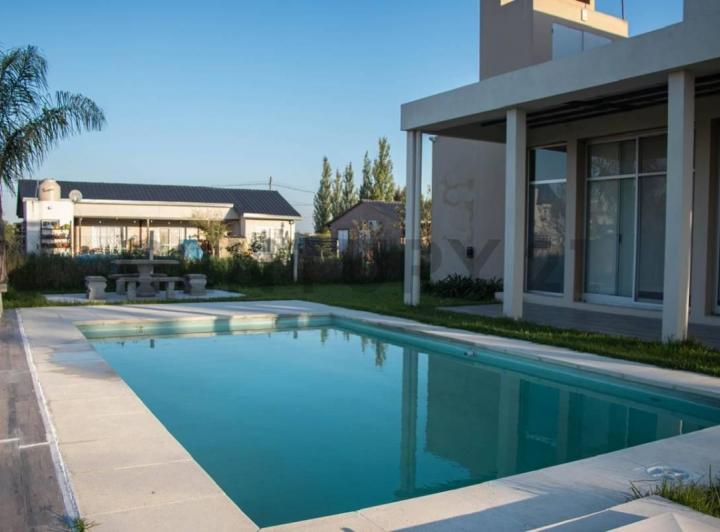 Casa · 120m² · 5 Ambientes · 2 Cocheras