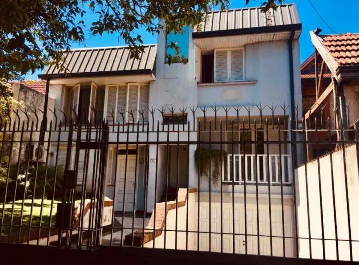 Casa · 220m² · 4 Ambientes · 1 Cochera