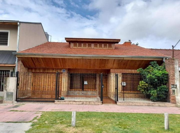 Casa · 200m² · 3 Ambientes · 1 Cochera
