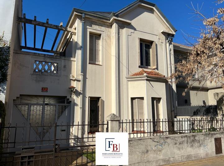 Casa · 187m² · 6 Ambientes · 3 Cocheras