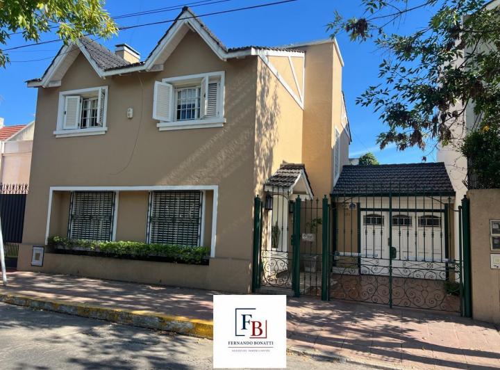 Casa · 200m² · 5 Ambientes · 2 Cocheras
