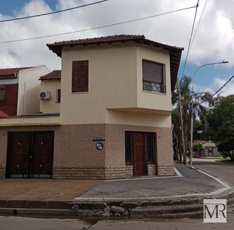Casa · 290m² · 4 Ambientes · 1 Cochera