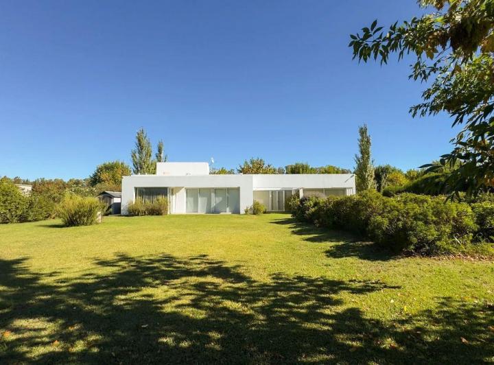 Casa · 180m² · 4 Ambientes · 2 Cocheras
