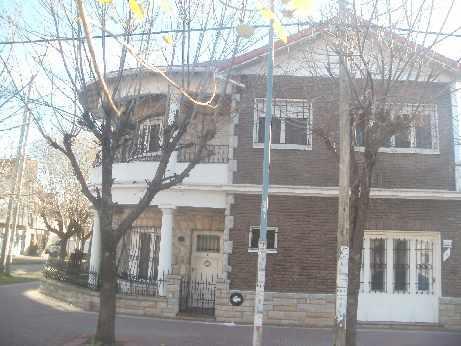 Casa · 210m² · 4 Ambientes · 1 Cochera