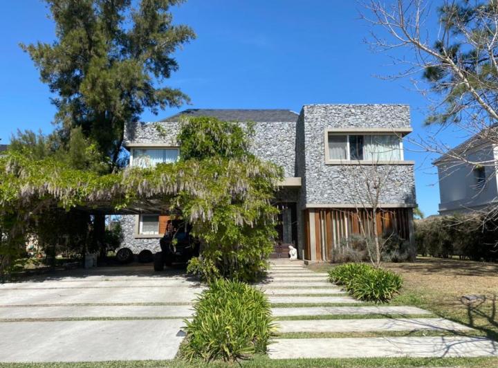 Casa · 800m² · 5 Ambientes · 1 Cochera