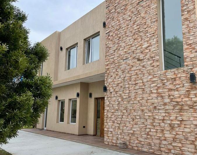 Casa · 206m² · 4 Ambientes · 2 Cocheras