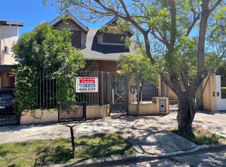 Casa · 230m² · 4 Ambientes · 1 Cochera