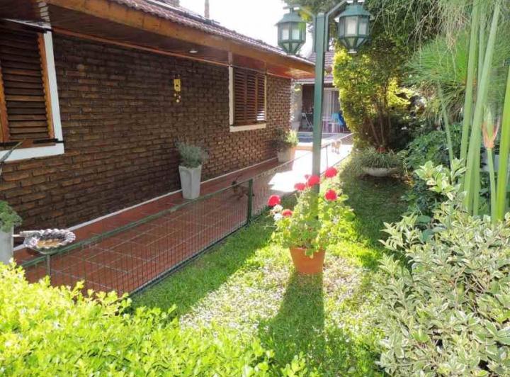 Casa · 1m² · 4 Ambientes · 2 Cocheras