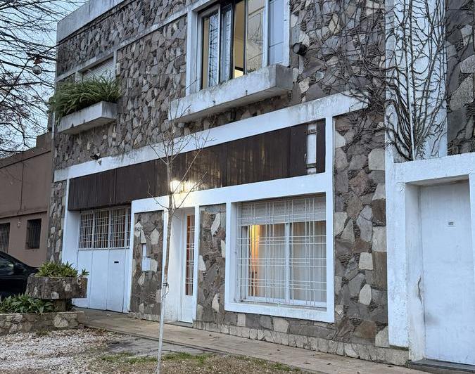 Casa · 184m² · 8 Ambientes · 2 Cocheras
