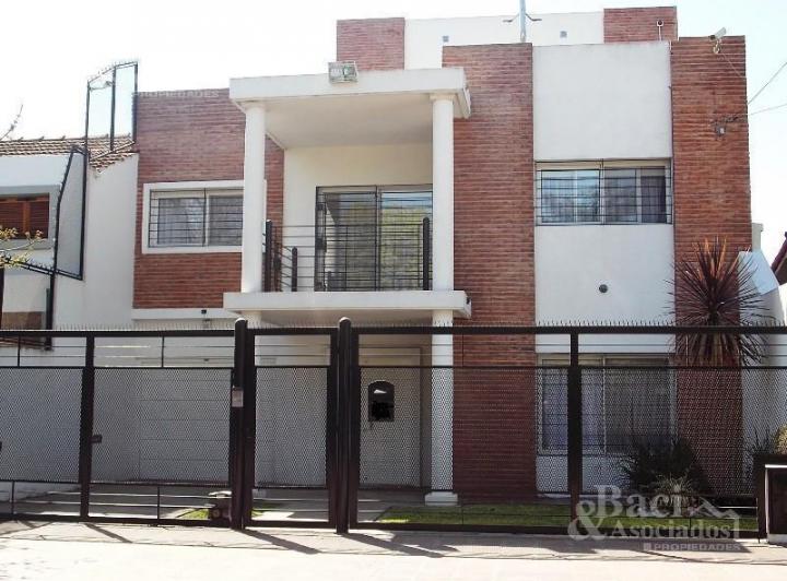 Casa · 300m² · 9 Ambientes
