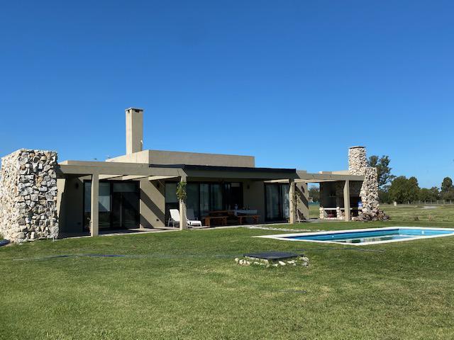 Casa · 210m² · 2 Dormitorios · 2 Cocheras