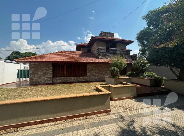 Casa · 300m² · 5 Ambientes · 4 Cocheras