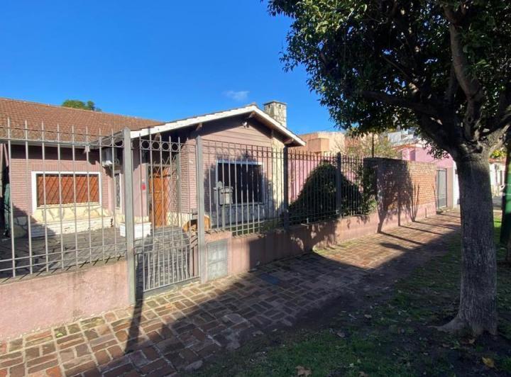 Casa · 327m² · 5 Ambientes · 3 Cocheras