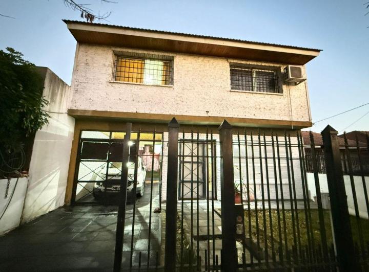 Casa · 140m² · 4 Ambientes · 1 Cochera