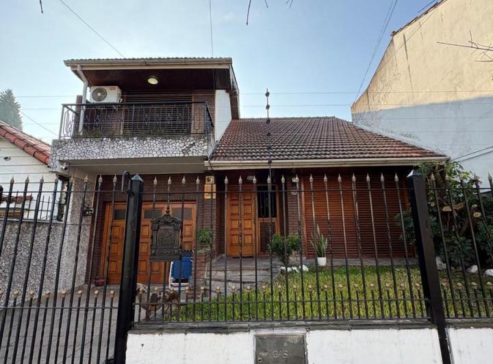 Casa · 213m² · 4 Ambientes · 2 Cocheras