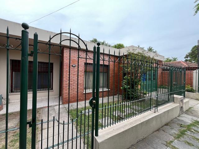 Casa · 140m² · 4 Ambientes · 2 Cocheras
