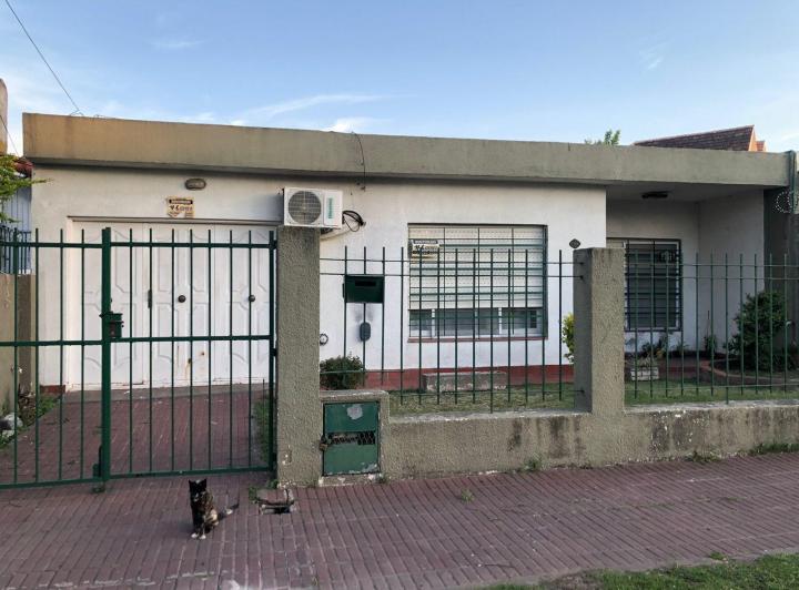 Casa · 75m² · 4 Ambientes · 2 Cocheras