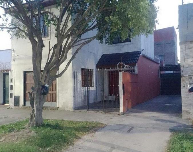 Casa · 423ha · 4 Ambientes · 6 Cocheras