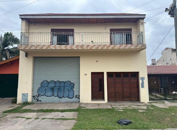Casa · 255m² · 6 Ambientes · 8 Cocheras