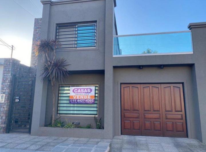 Casa · 220m² · 5 Ambientes · 3 Cocheras