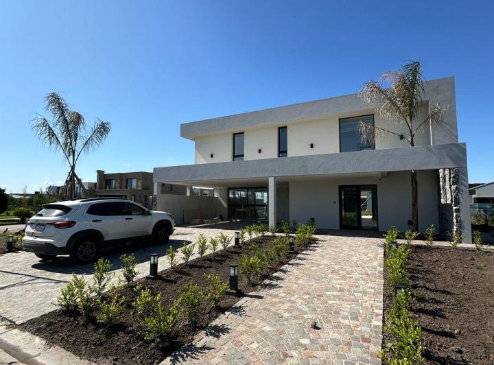 Casa · 236m² · 4 Ambientes · 2 Cocheras