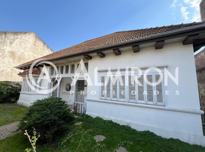 Casa · 698m²