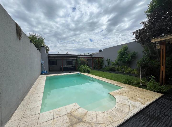 Casa · 250m² · 5 Ambientes